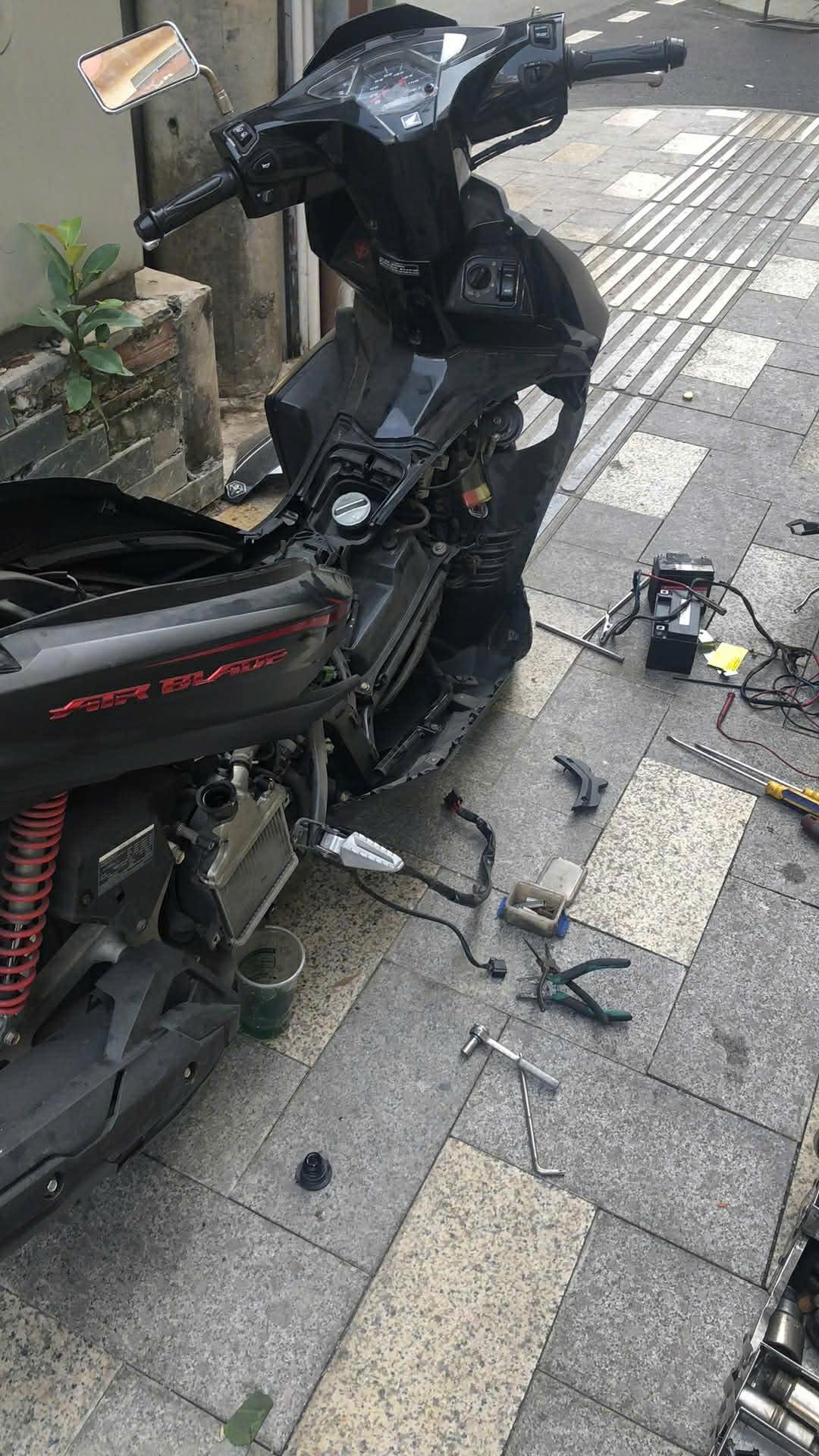 Cứu hộ xe máy trời mưa